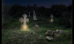 Старое кладбище с перевернутыми крестами